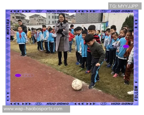 足球步伐表演的魅力与技巧探秘展现运动之美与团队精神 足球步伐表演的魅力与技巧探秘展现运动之美与团队精神